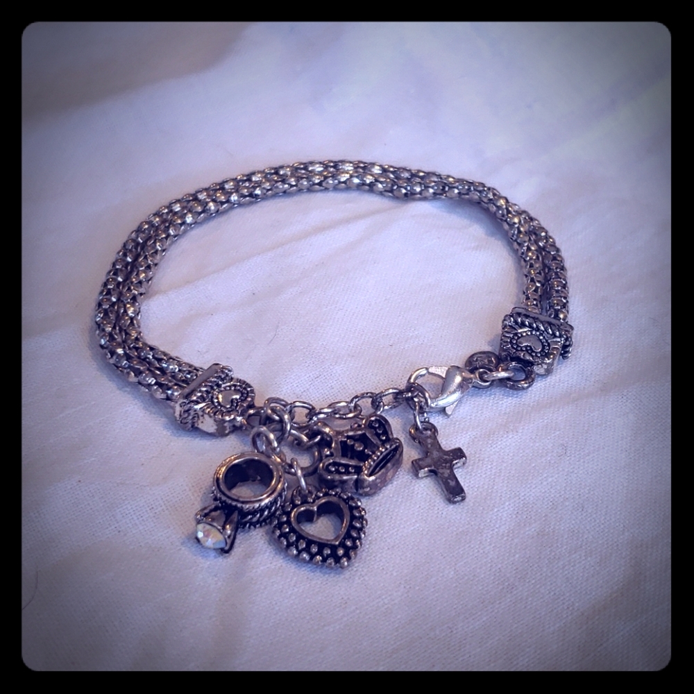 Decorative charm bracelet